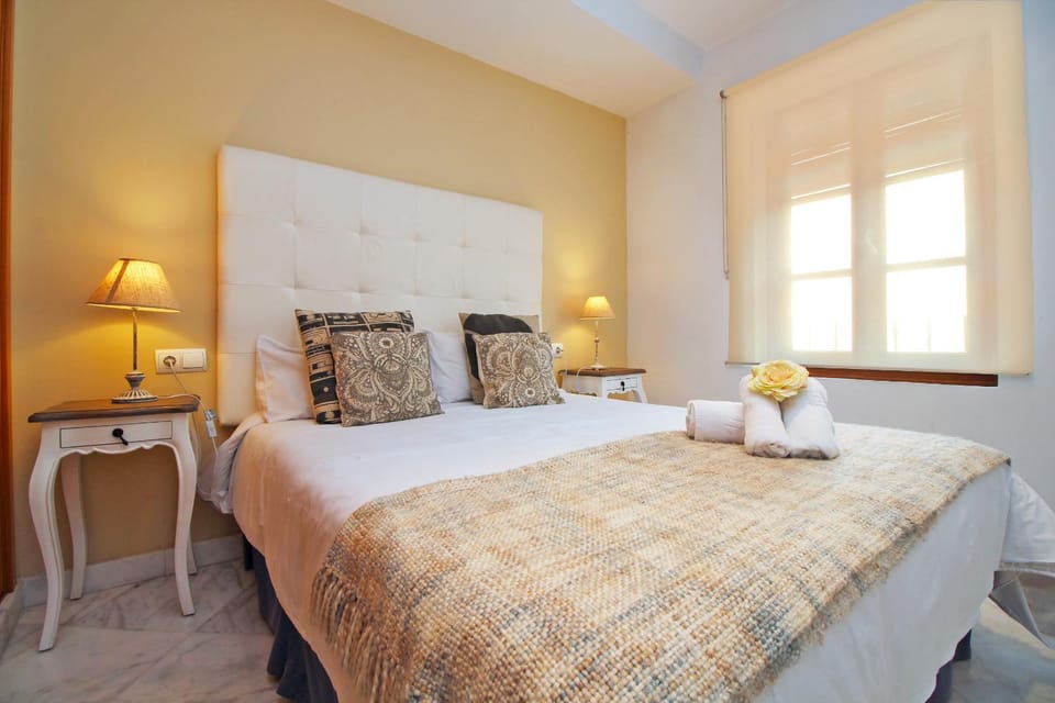 Bed, Bedroom, towels