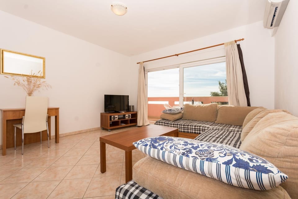 Living room, Photo of the whole room