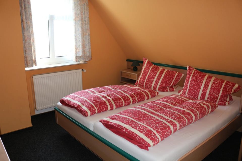 Shower, Toilet, TV and multimedia, Photo of the whole room, Bedroom, River view