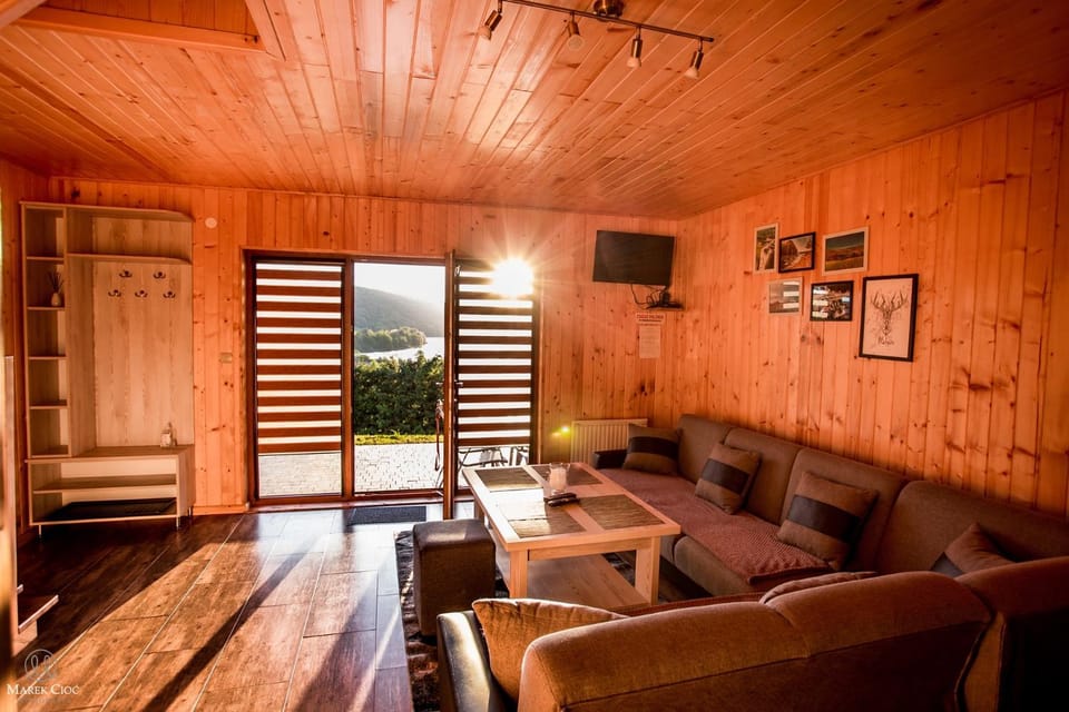 TV and multimedia, View (from property/room), Living room, Seating area, Lake view, flat iron