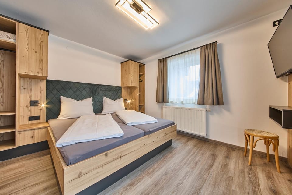 Bed, TV and multimedia, Photo of the whole room, Bedroom, hair dresser, wardrobe