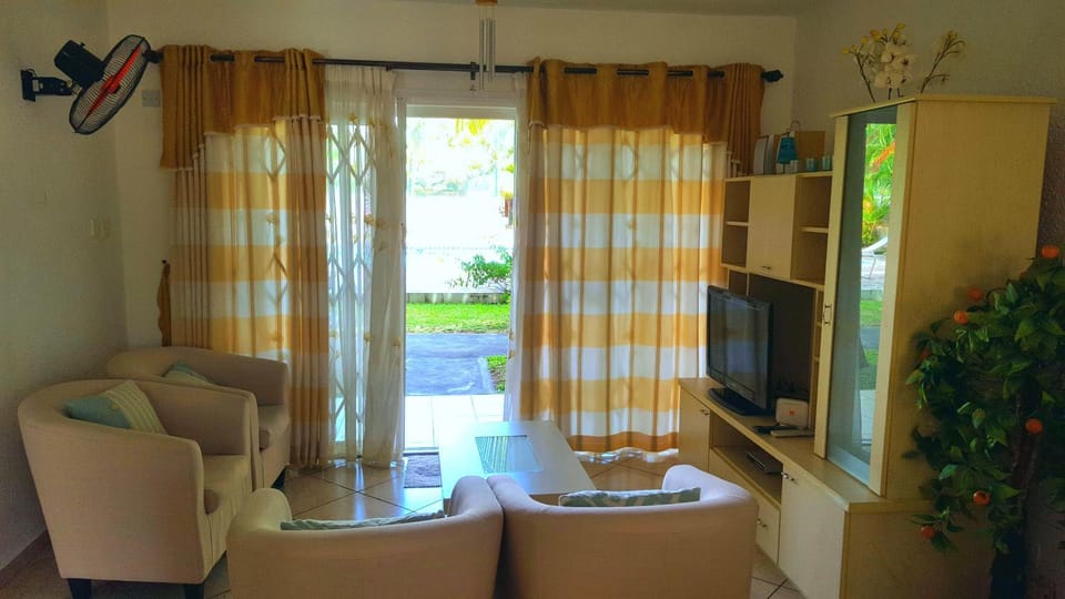 Day, TV and multimedia, Living room, On site, Pool view
