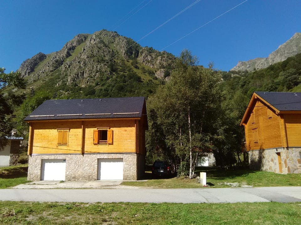 Chalet bois au milieu des Pyrénées Chalet in Catalonia