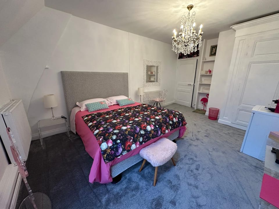 Bed, Photo of the whole room