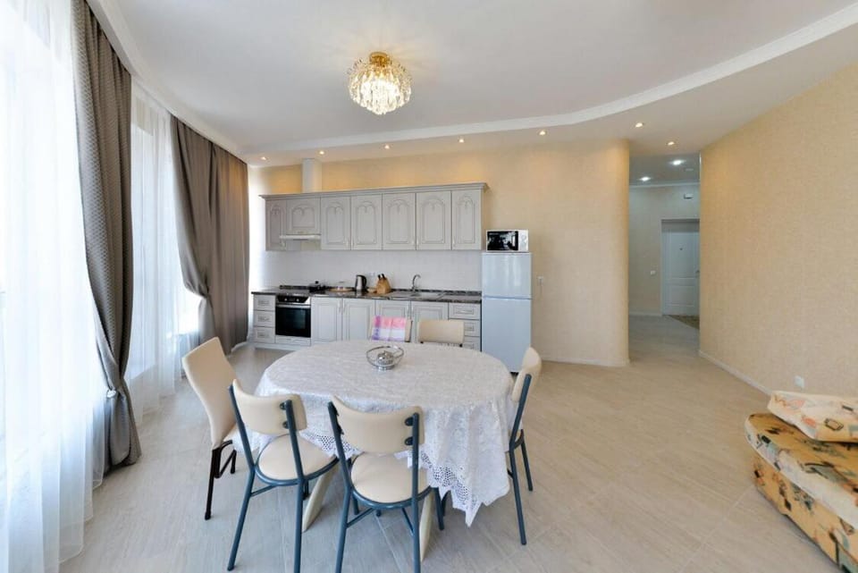 Kitchen or kitchenette, Dining area, minibar, stove