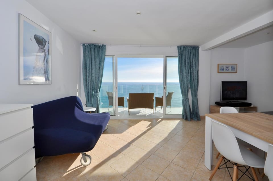 Communal lounge/ TV room, TV and multimedia, Living room, Seating area, Dining area