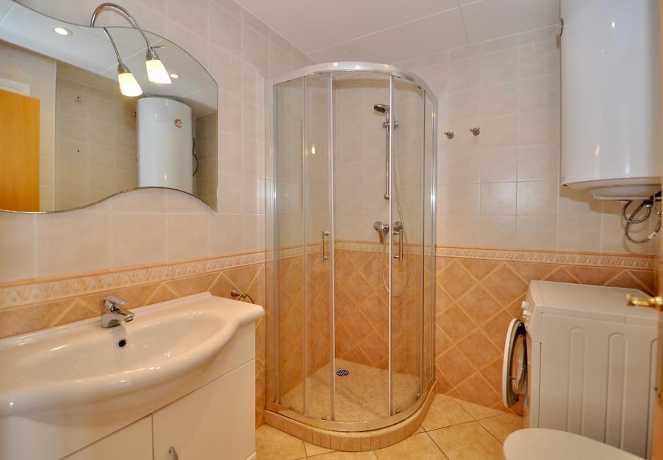 Shower, Toilet