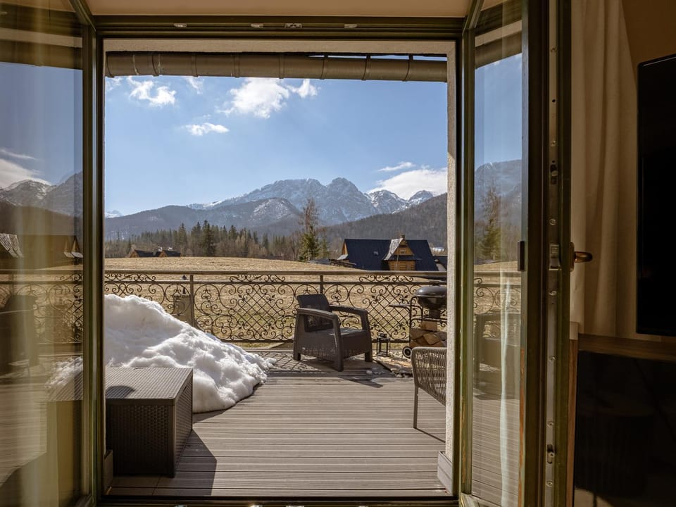 View (from property/room), Balcony/Terrace, Seating area, Mountain view