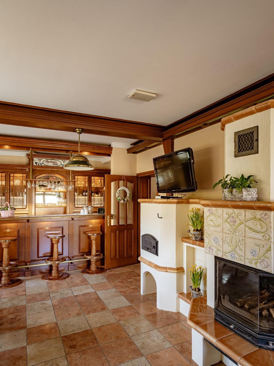 Dining area, fireplace