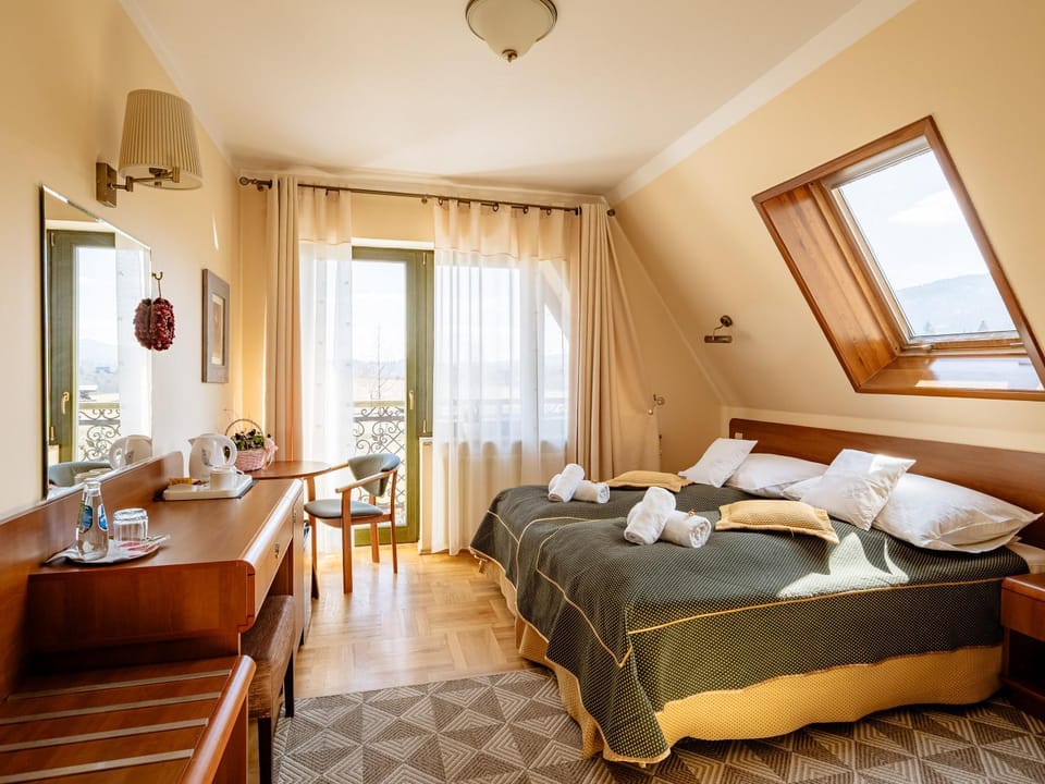 Bed, Living room, Photo of the whole room, Seating area, Bedroom, towels