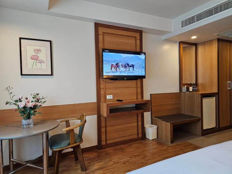 TV and multimedia, Photo of the whole room, Bedroom, wardrobe
