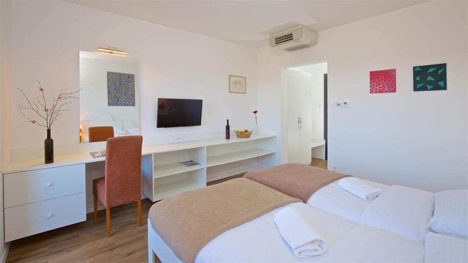 Photo of the whole room, Bedroom