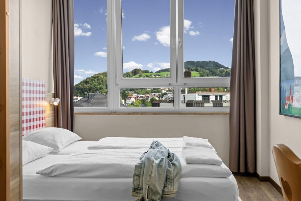 Bedroom, Mountain view