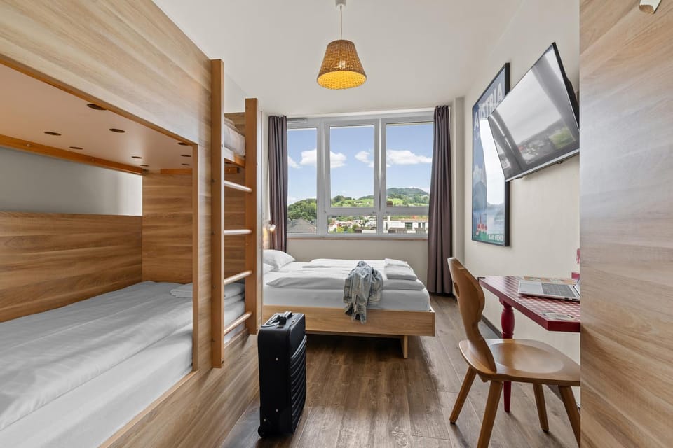 Bedroom, bunk bed