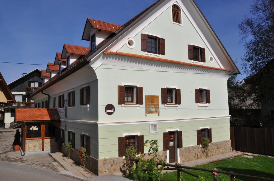 Facade/entrance, Area and facilities