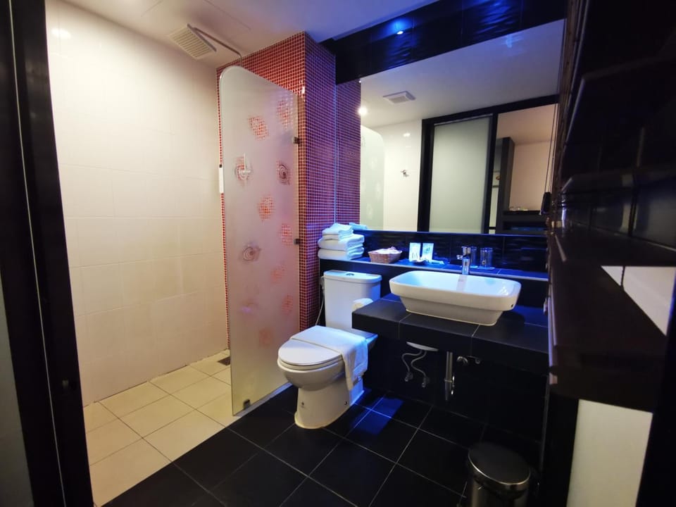 Shower, Toilet