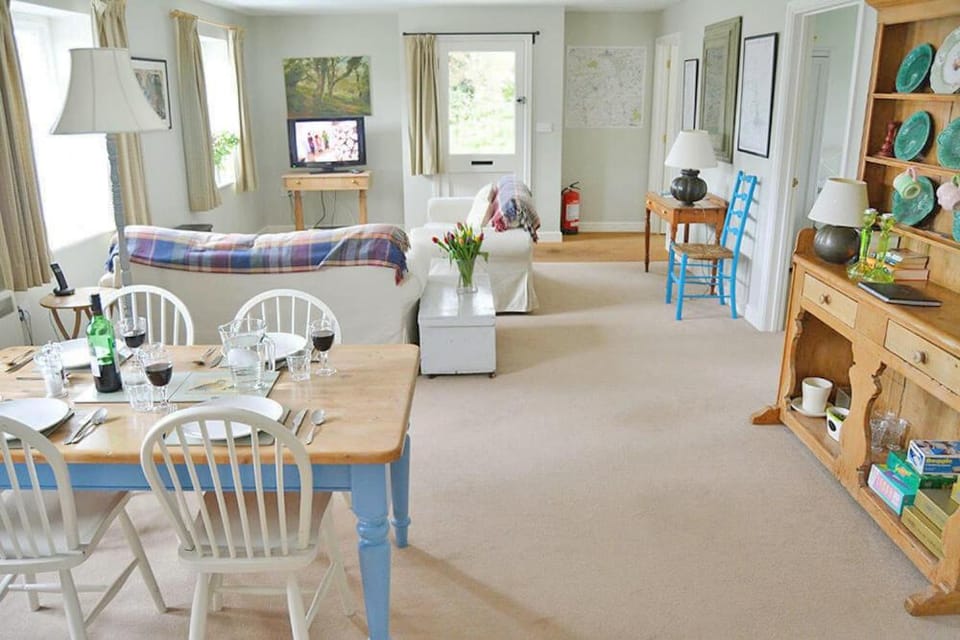 TV and multimedia, Living room, Dining area