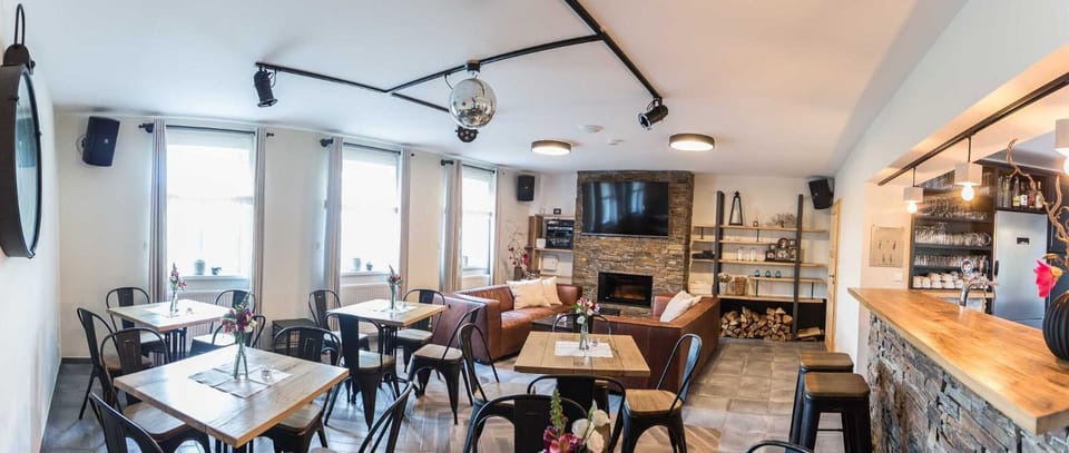 Communal lounge/ TV room, TV and multimedia, Living room, Seating area
