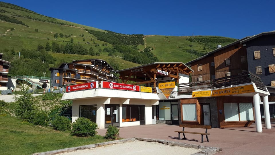 Neighbourhood, Ski School