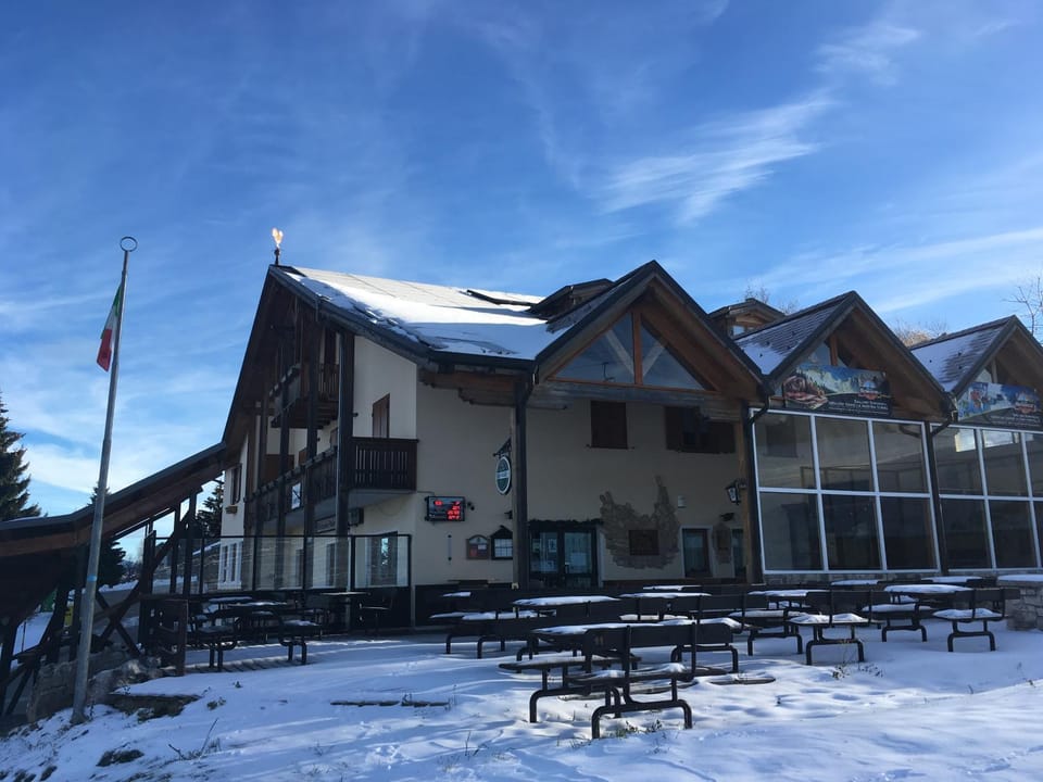 Property building, Restaurant/places to eat, Skiing, Landmark view