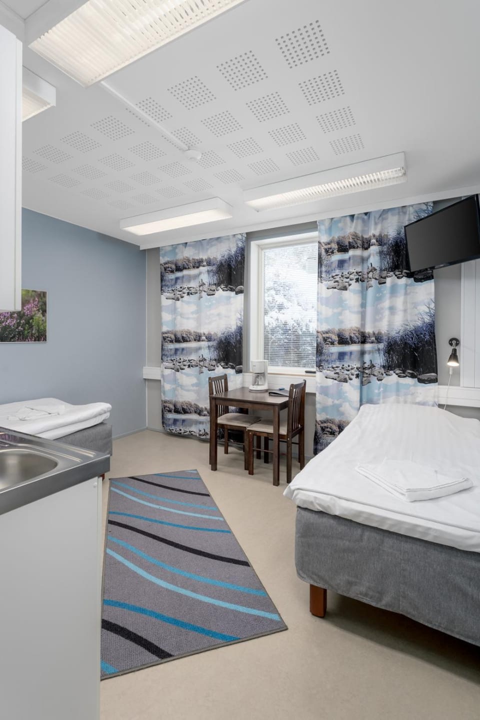 Bed, TV and multimedia, Kitchen or kitchenette, Photo of the whole room, Bedroom, towels