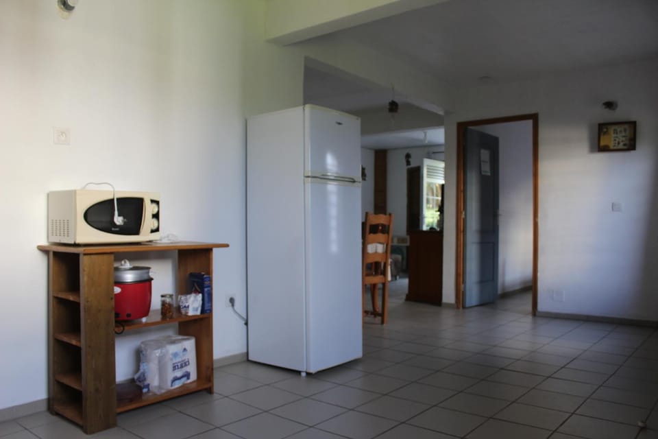 minibar, kitchen