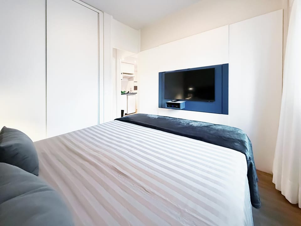 Photo of the whole room, Bedroom