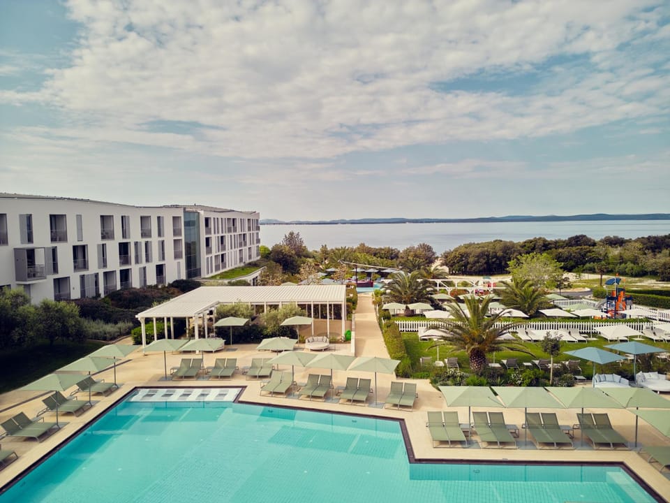 Property building, Spring, Day, Natural landscape, Summer, Spa and wellness centre/facilities, Autumn, On site, Swimming pool, Time of day, Location, Sunrise, Sunset, hair dresser