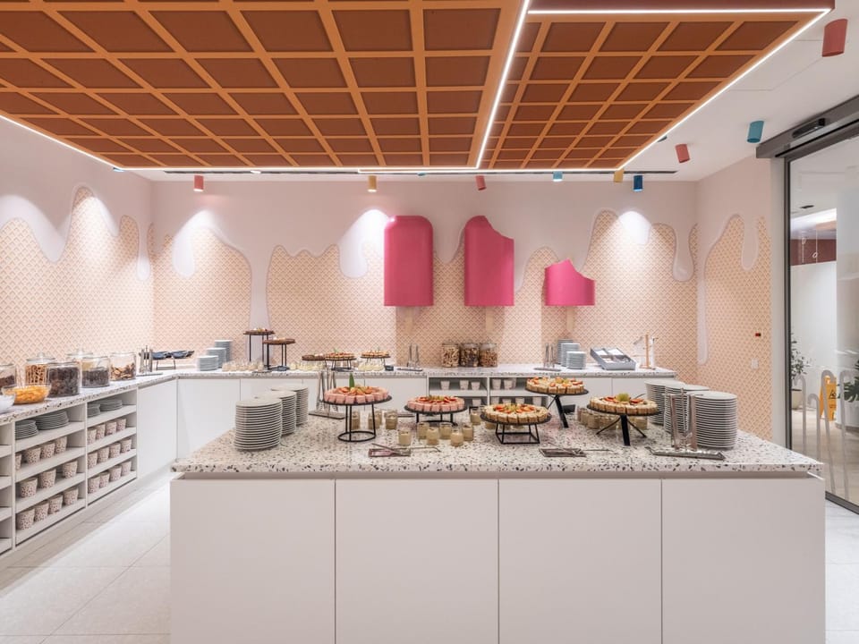 Restaurant/places to eat, Area and facilities, Breakfast, Lunch, Dinner