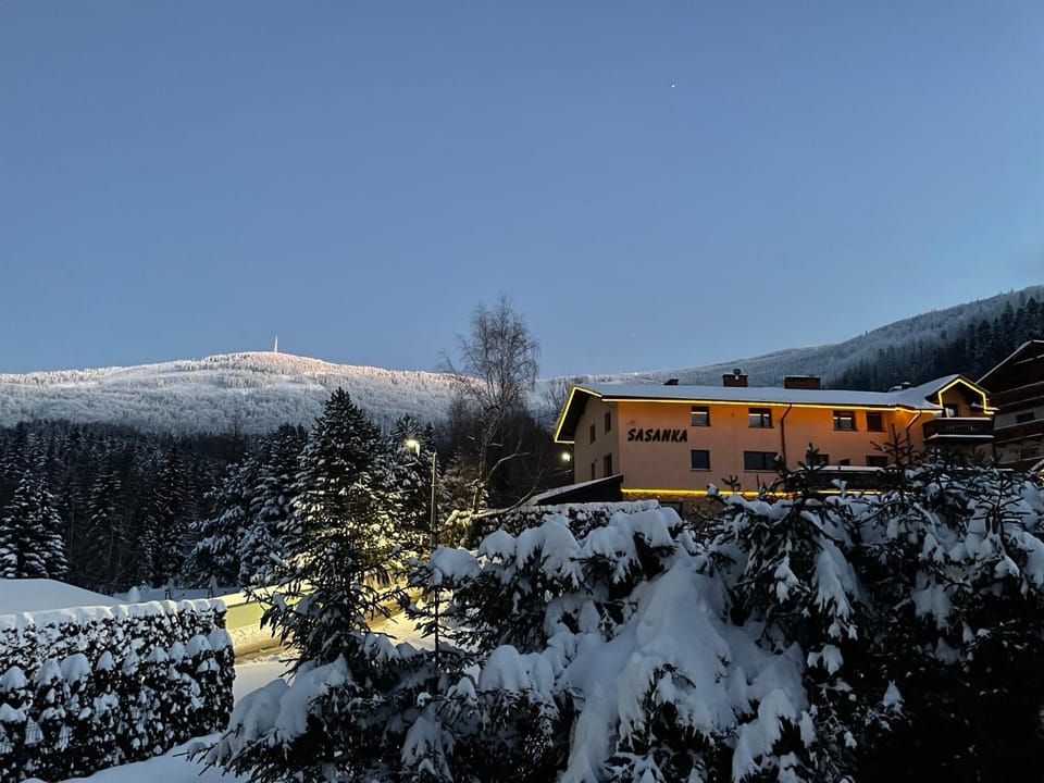 Property building, Natural landscape, Bird's eye view, Mountain view, Quiet street view