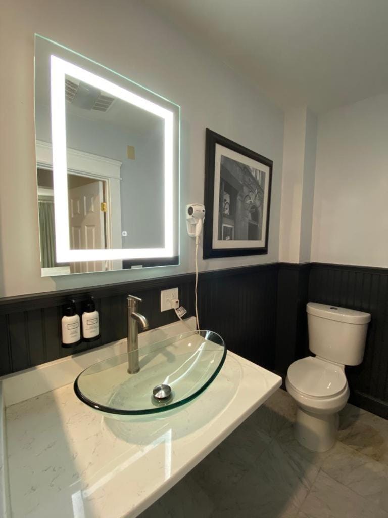 Bellevue Manor Bed and Breakfast in Newport