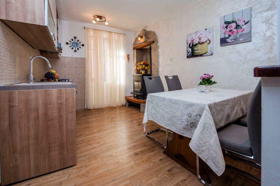 Kitchen or kitchenette, Dining area