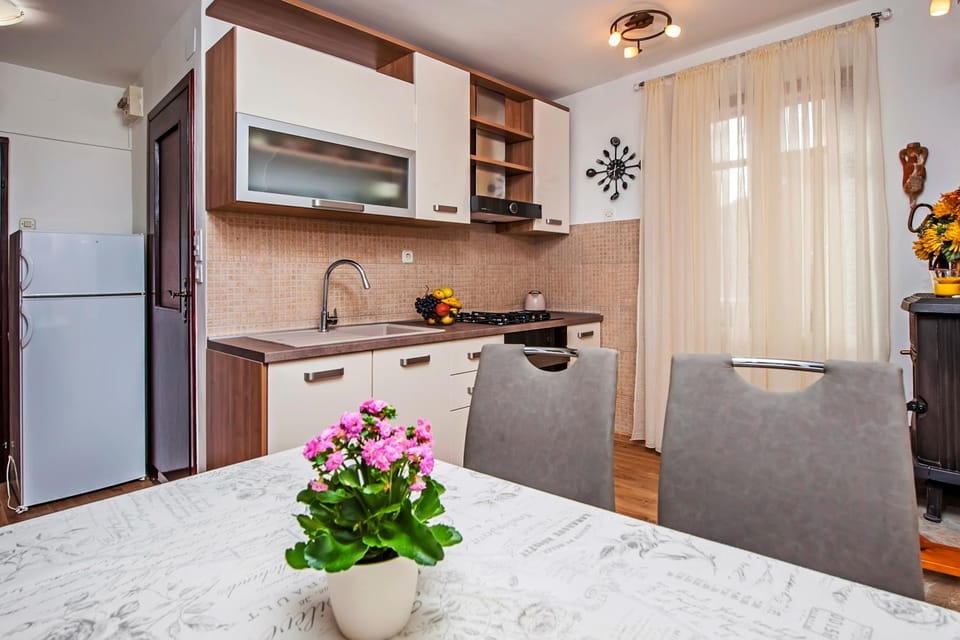 Kitchen or kitchenette, Dining area