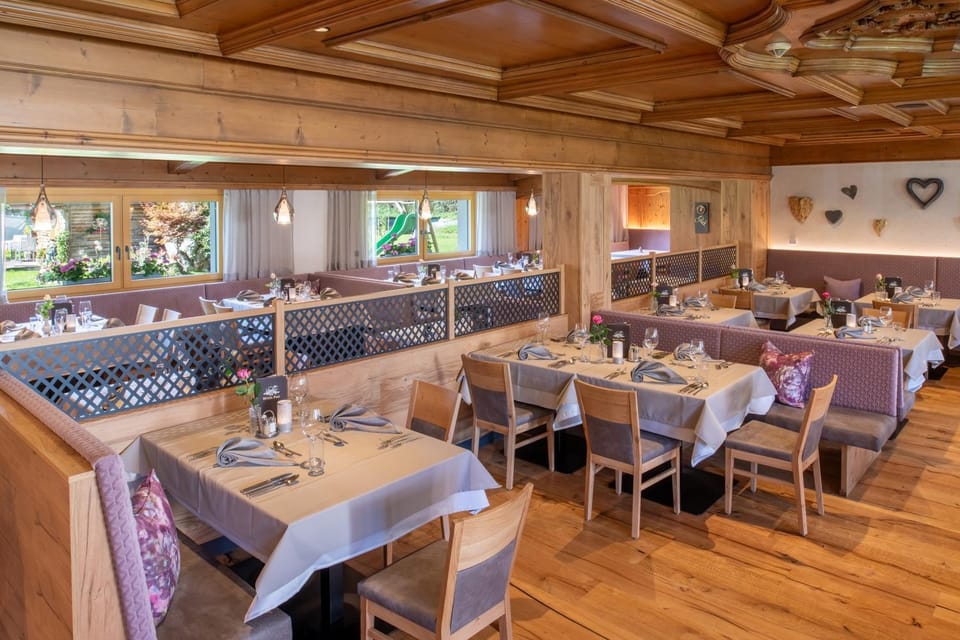 Restaurant/places to eat, Seating area