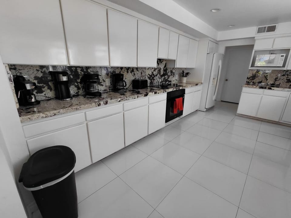 Beautiful 4BD and 3BA Pool Jacuzzi Vacation Home House in Tarzana