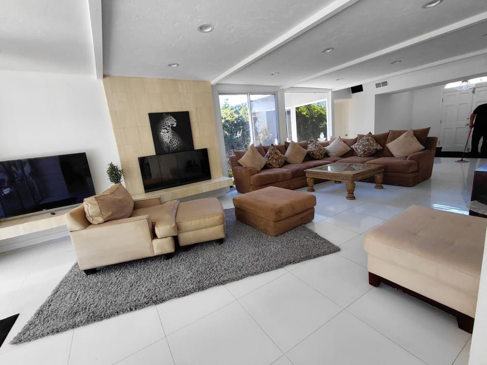 Beautiful 4BD and 3BA Pool Jacuzzi Vacation Home House in Tarzana