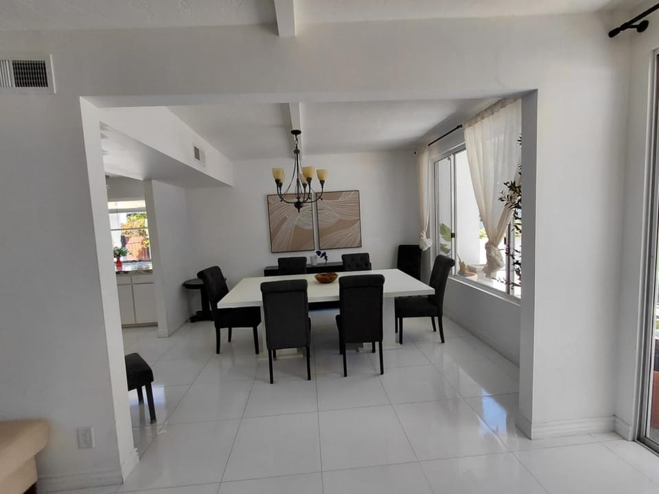 Beautiful 4BD and 3BA Pool Jacuzzi Vacation Home House in Tarzana