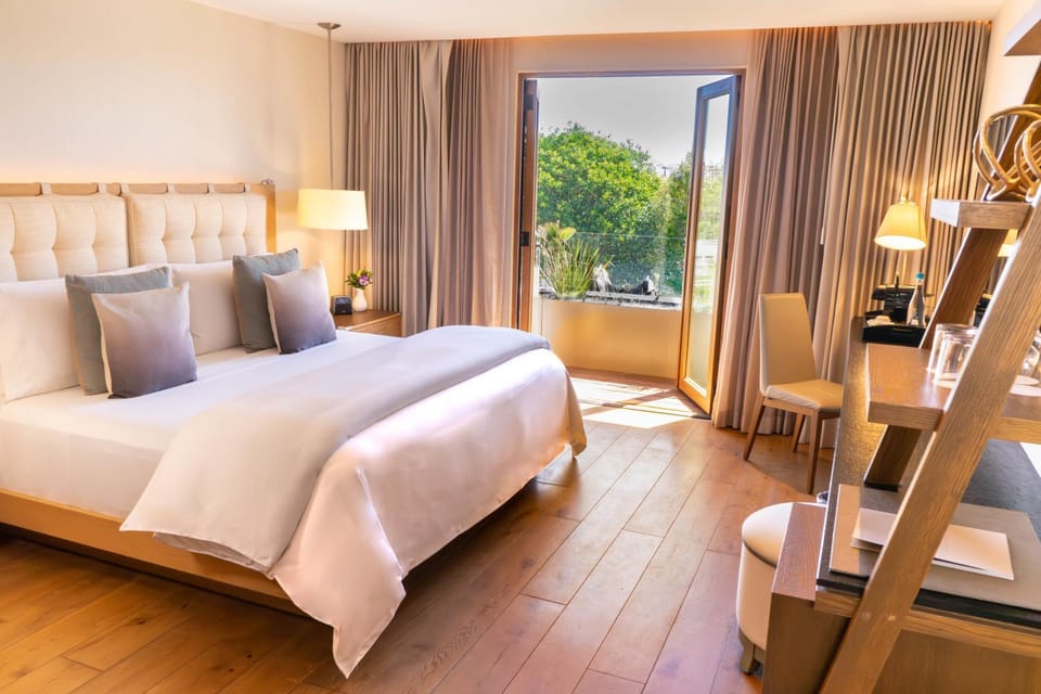 Bed, Photo of the whole room, Seating area, Bedroom