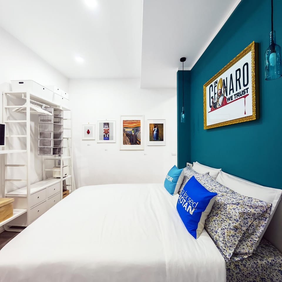 Bed, TV and multimedia, Photo of the whole room, Decorative detail, Bedroom, VIP