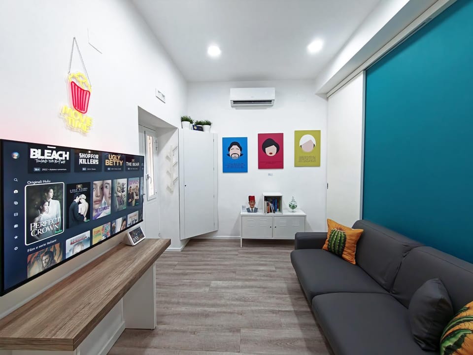 TV and multimedia, Living room, Photo of the whole room, Decorative detail, air conditioner