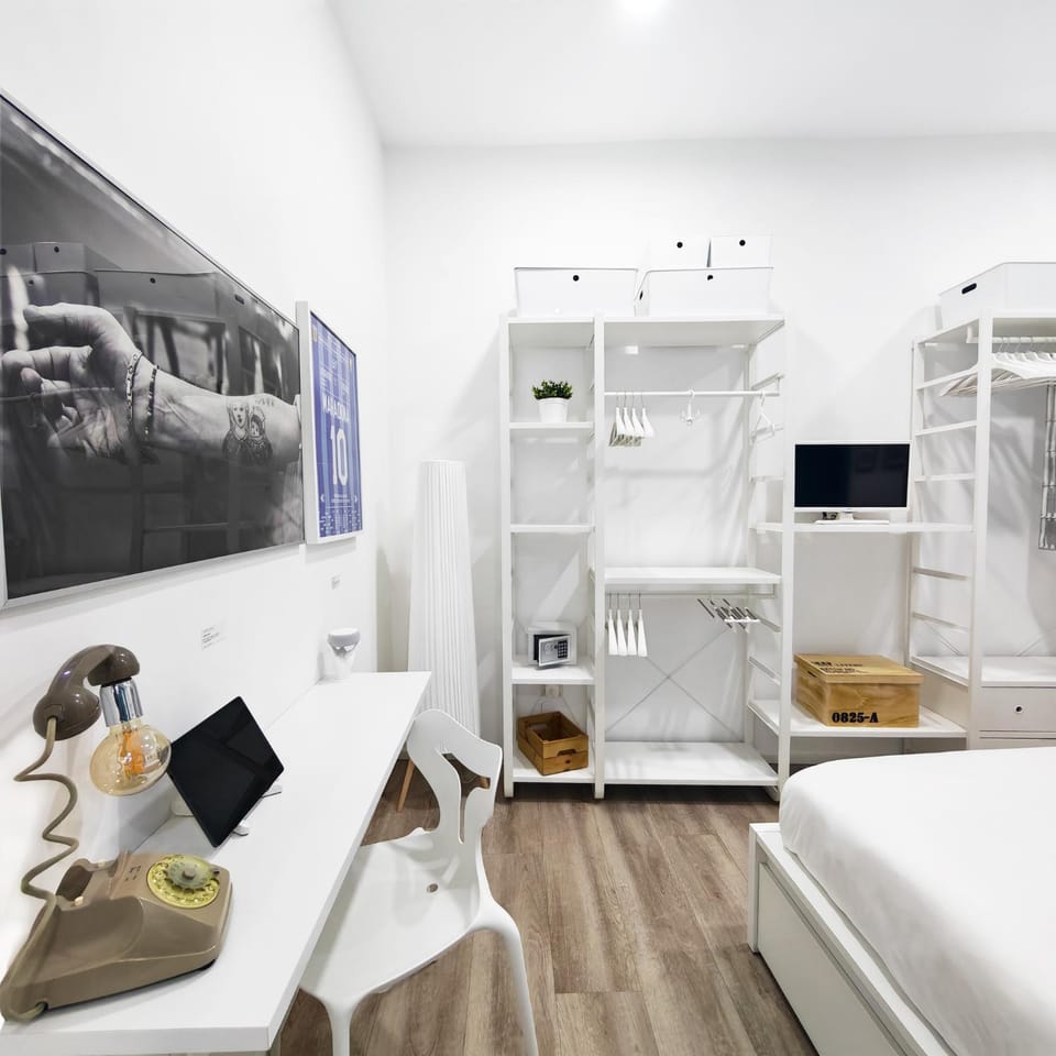 Bed, TV and multimedia, Decorative detail, Bedroom, safe