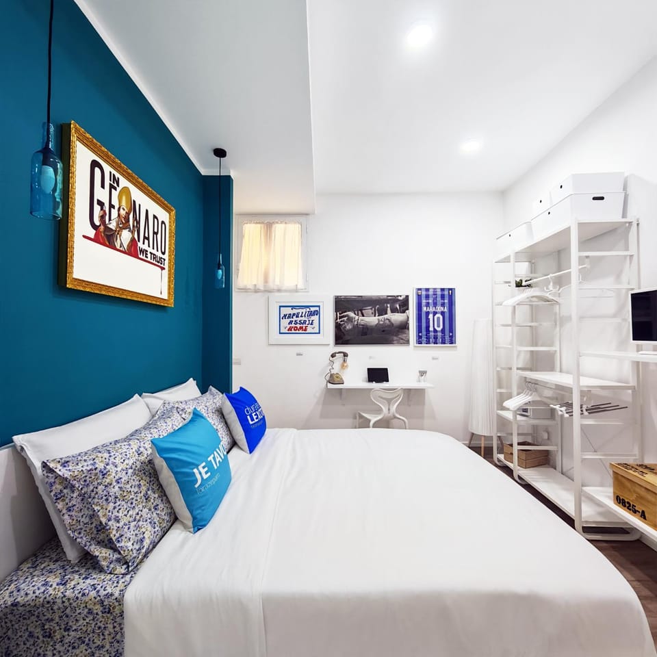 Bed, TV and multimedia, Photo of the whole room, Decorative detail, Bedroom, wardrobe