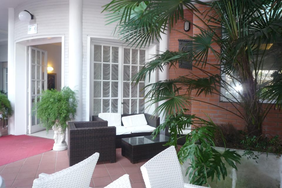 Garden, Seating area, Garden view