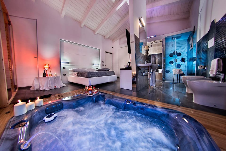 Hot Tub, Sauna