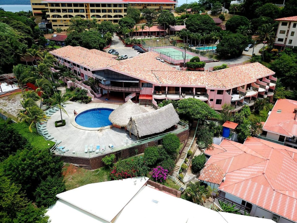 Bird's eye view, Tennis court, Area and facilities, Swimming pool, Swimming pool