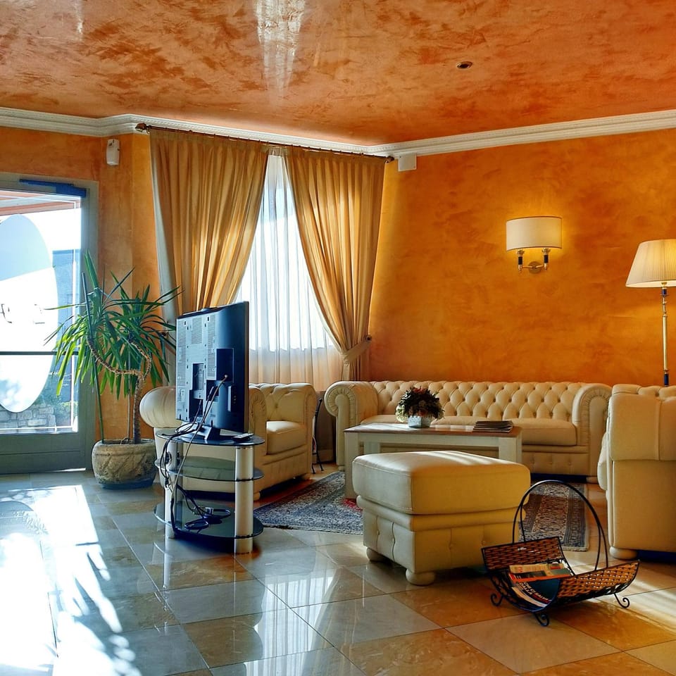 Communal lounge/ TV room