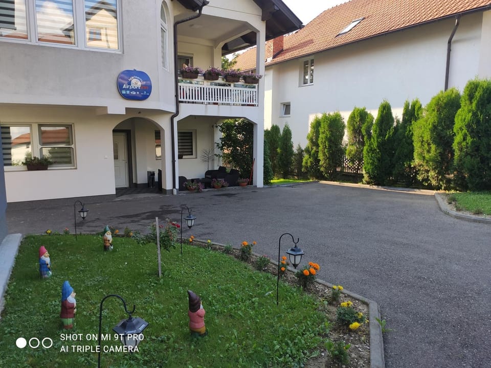 Property building, Facade/entrance, Garden