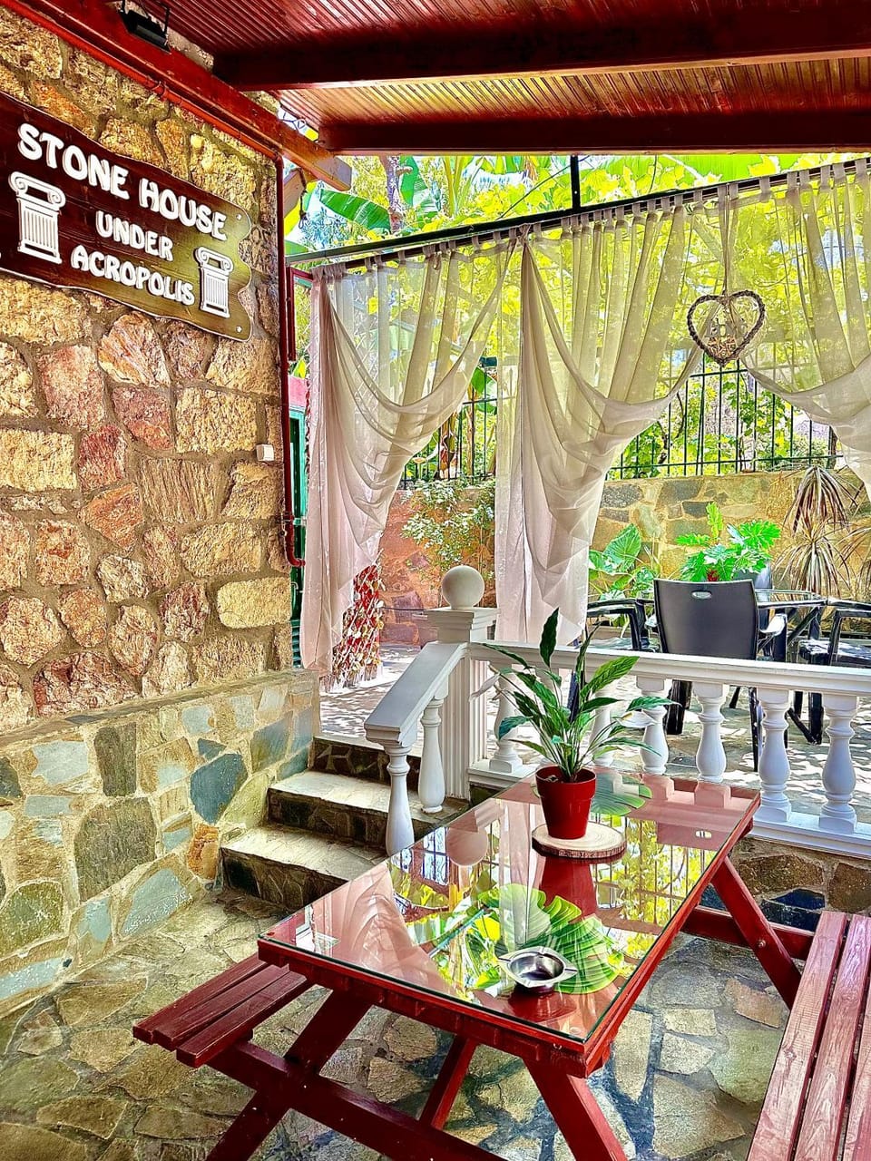 Patio, Restaurant/places to eat, Garden, Seating area, Dining area, Garden view