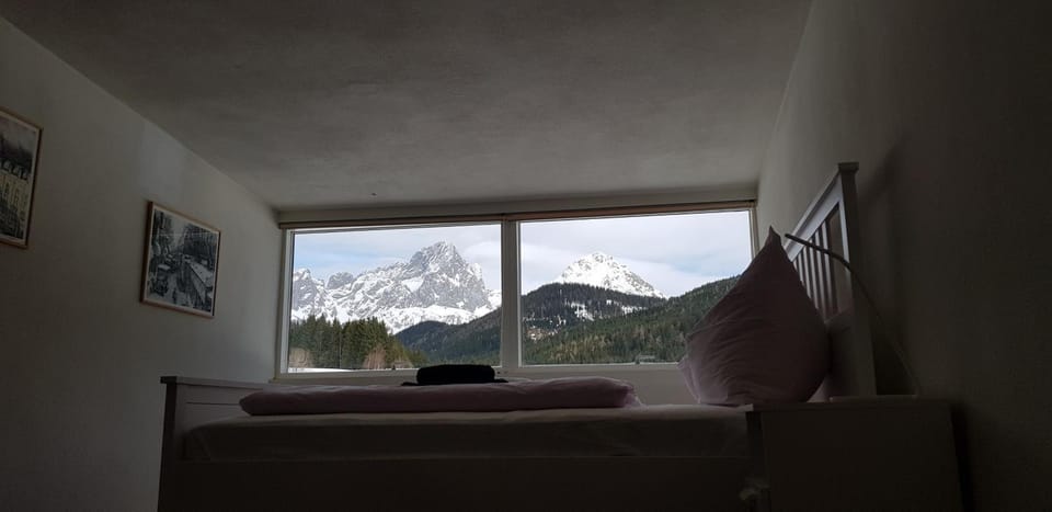 Bedroom, Mountain view