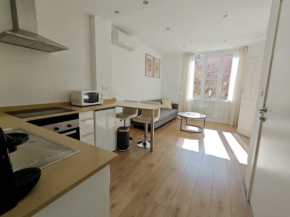 Kitchen or kitchenette, Dining area, oven